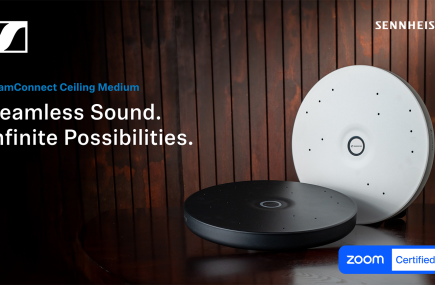 A Sennheiser TeamConnect Ceiling Medium mennyezeti mikrofonja Q-SYS platfomon keresztül kezelt Zoom Rooms tanúsítvánnyal