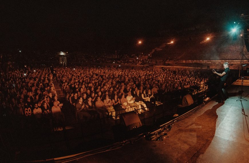 Minden a forrásnál indul – Bryan Adams pompeji „Bare Bones” koncertjén