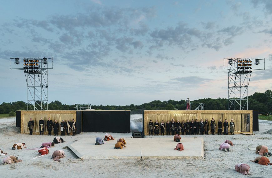 Szabadtéri musical-előadás extrém helyszínen: a Sennheiser Spectera a homokkal borított terepen is könnyedén vette az akadályokat